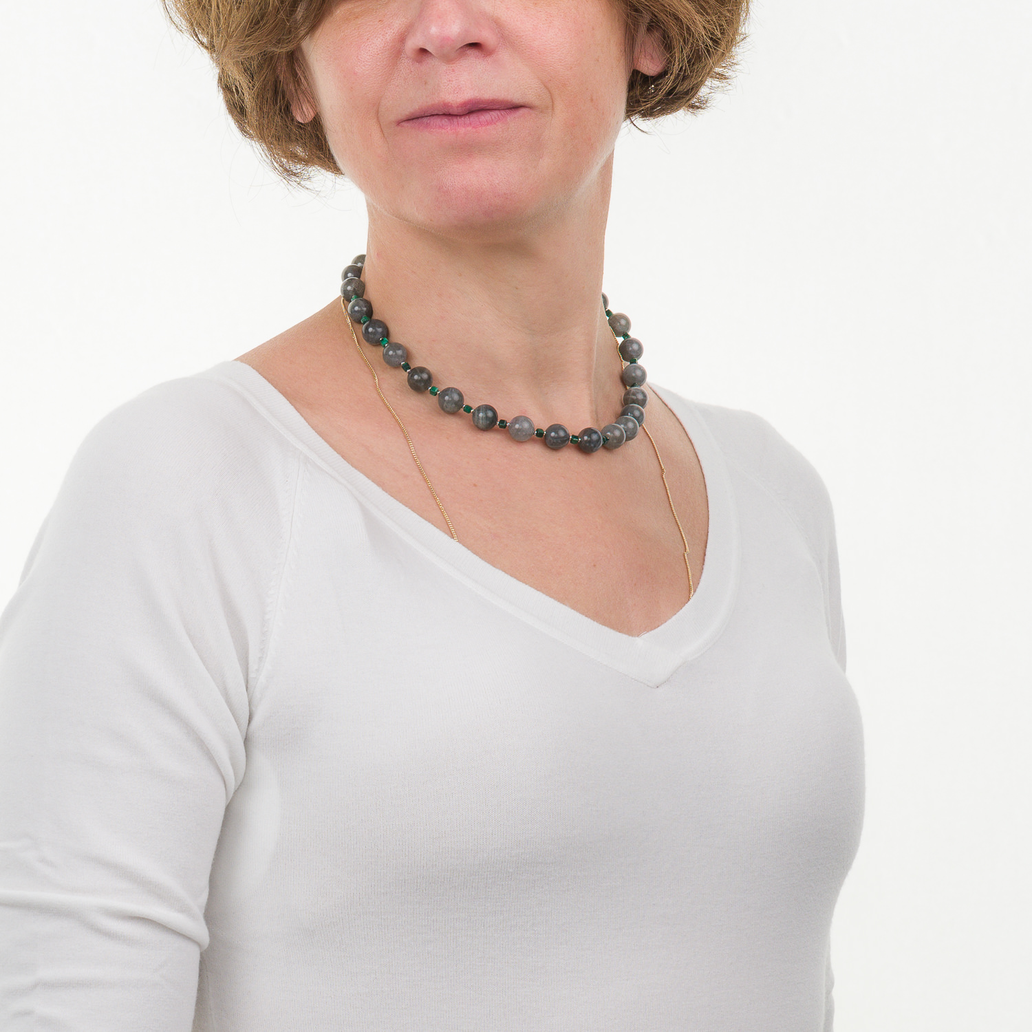 Graue Perlenkette mit Malachit quadratisch