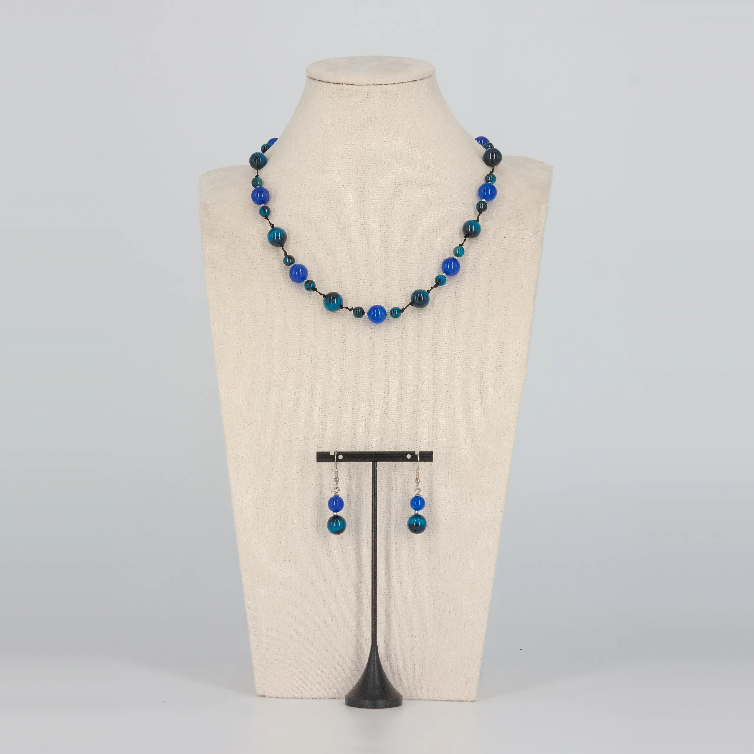 Blaues Tigerauge Schmuckset mit Farbakzenten von Senai Jewels, handgefertigt in Zürich