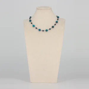 Blaues Tigerauge Halskette mit kleinen dunkelblauen Perlen von Senai Jewels, handgefertigt in Zürich