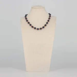 Dunkelblaue Halskette mit rotem Jaspis von Senai Jewels, handgefertigt in Zürich