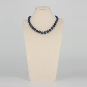 Lapislazuli Halskette mit goldfarbenen Knoten von Senai Jewels, handgefertigt in Zürich