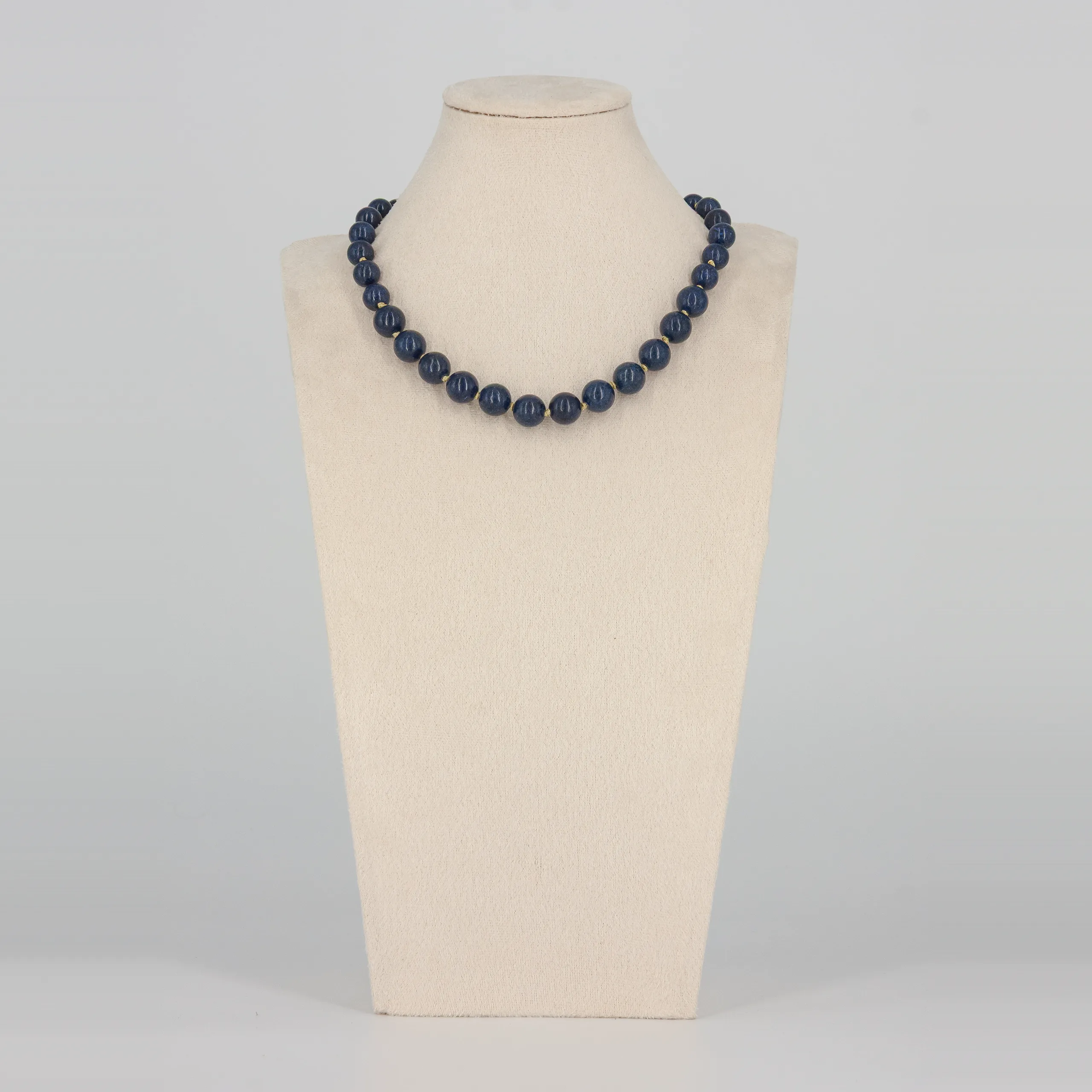 Lapislazuli Halskette mit goldfarbenen Knoten