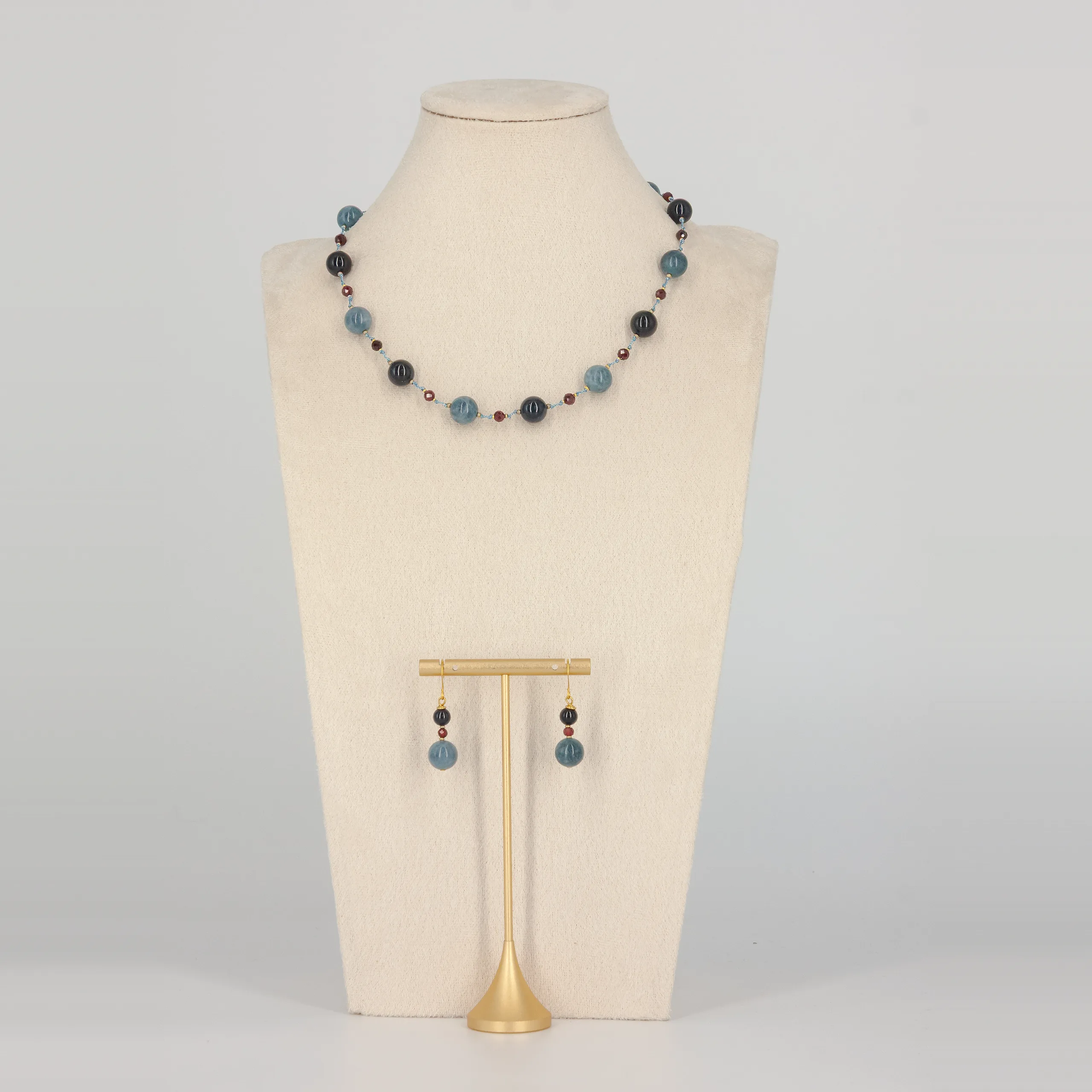Blaue Ohrringe mit Granat