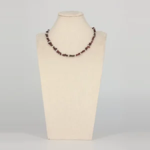 Granat Halskette mit weissen Steinperlen von Senai Jewels, handgefertigt in Zürich