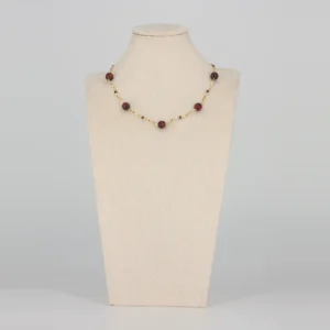 Glasperlen Halskette Bordeaux mit Granat von Senai Jewels, handgefertigt in Zürich