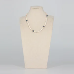 Perlen Halskette mit blauer Koralle von Senai Jewels, handgefertigt in Zürich