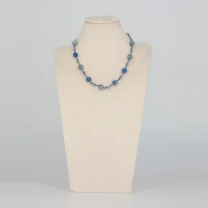 Sodalit Halskette mit facettierten Akzenten von Senai Jewels, handgefertigt in Zürich
