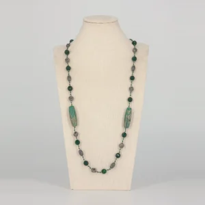 Lava Halskette mit Hämatit und grünen Perlen von Senai Jewels, handgefertigt in Zürich