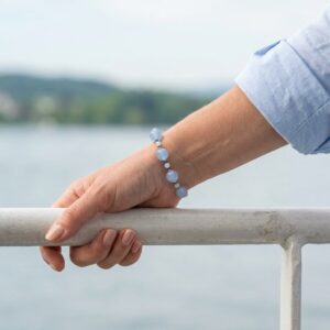 senai-jewels-armband-002-model Hellblaues Armband mit weissen und blauen Akzenten – am Handgelenk getragen