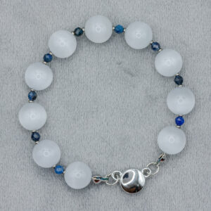 Selenit Armband mit blauen Akzenten von Senai Jewels, handgefertigt in Zürich