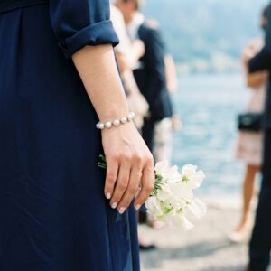 senai-jewels-armband-015-model Süsswasserperlen Armband mit blauen Akzenten – am Handgelenk getragen
