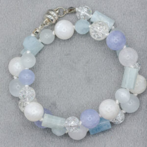 Aquamarin Wickelarmband mit Crystal-Crack-Perlen von Senai Jewels, handgefertigt in Zürich