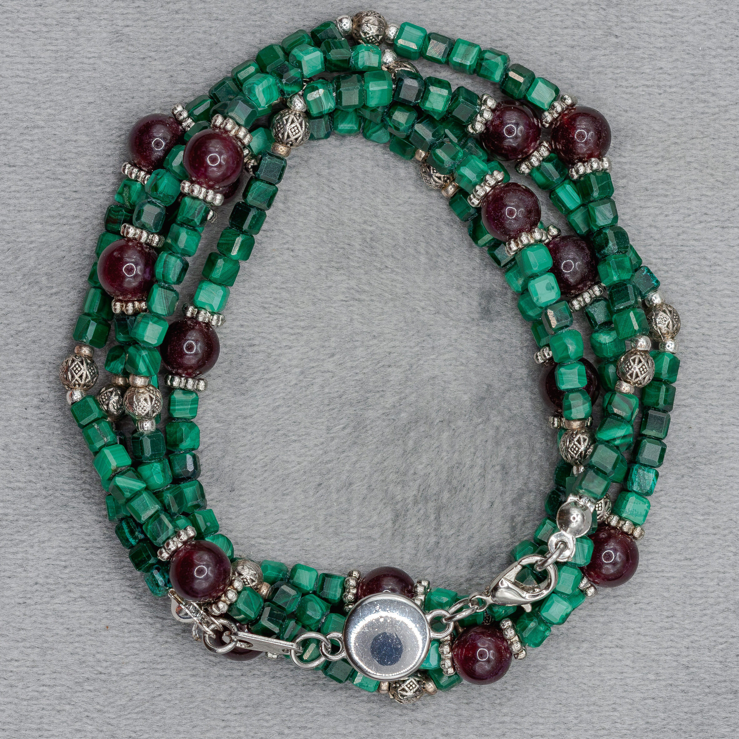 Malachit Halskette & Armband mit bordeauxfarbenen Perlen von Senai Jewels, handgefertigt in Zürich