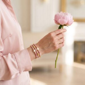 Rhodonit Armband & Halskette mit Perlen – am Handgelenk getragen