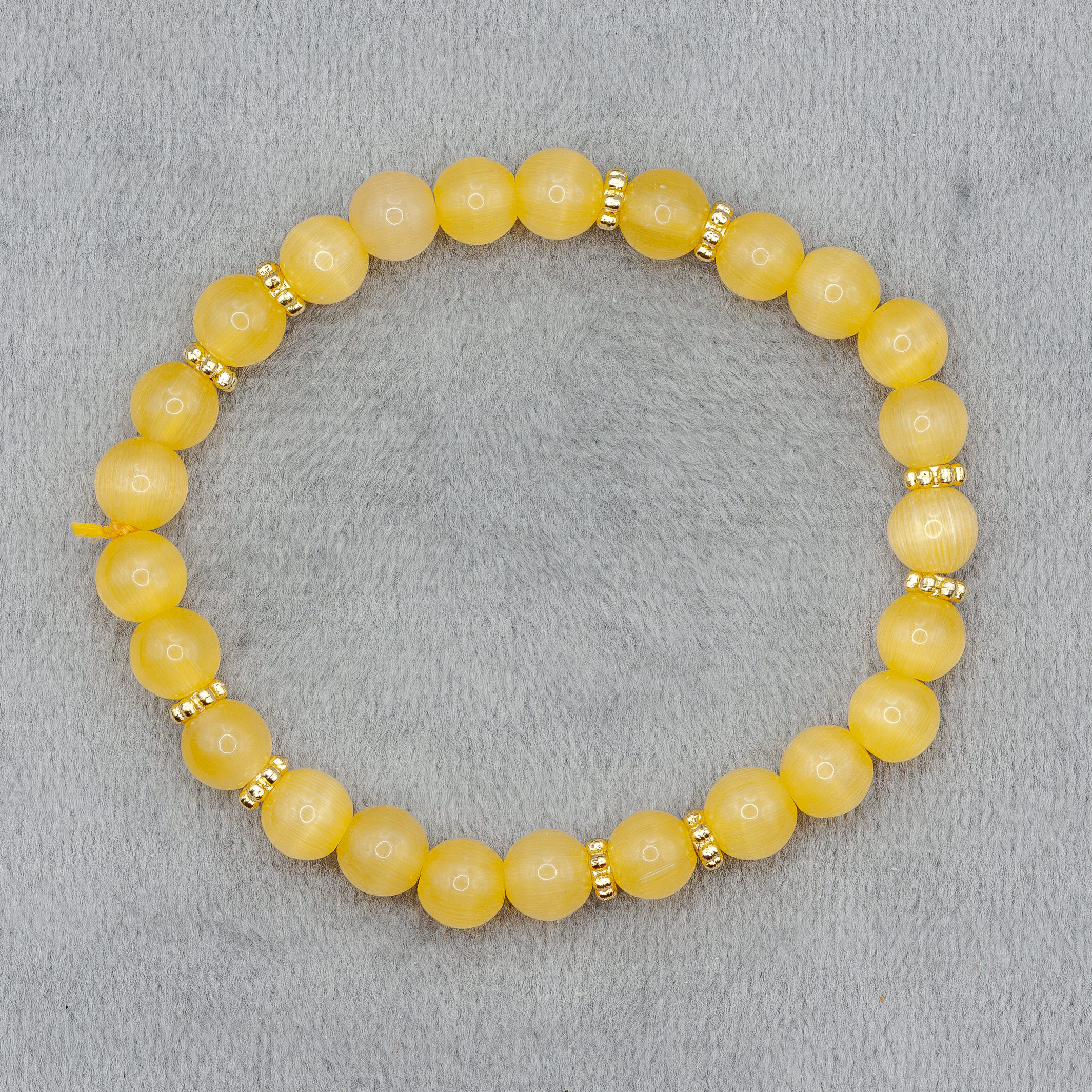 Gelbes Armband mit goldfarbenen Akzenten