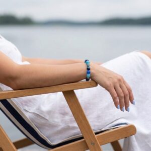 senai-jewels-armband-060-model Blaues Armband mit Lapislazuli, Apatit und Tigerauge – am Handgelenk getragen