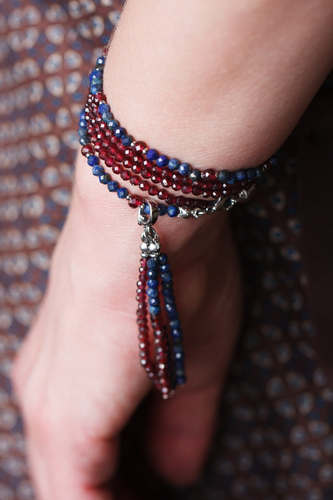 Granat und Lapislazuli Halskette & Armband mit zweifarbiger Quaste – am Handgelenk getragen