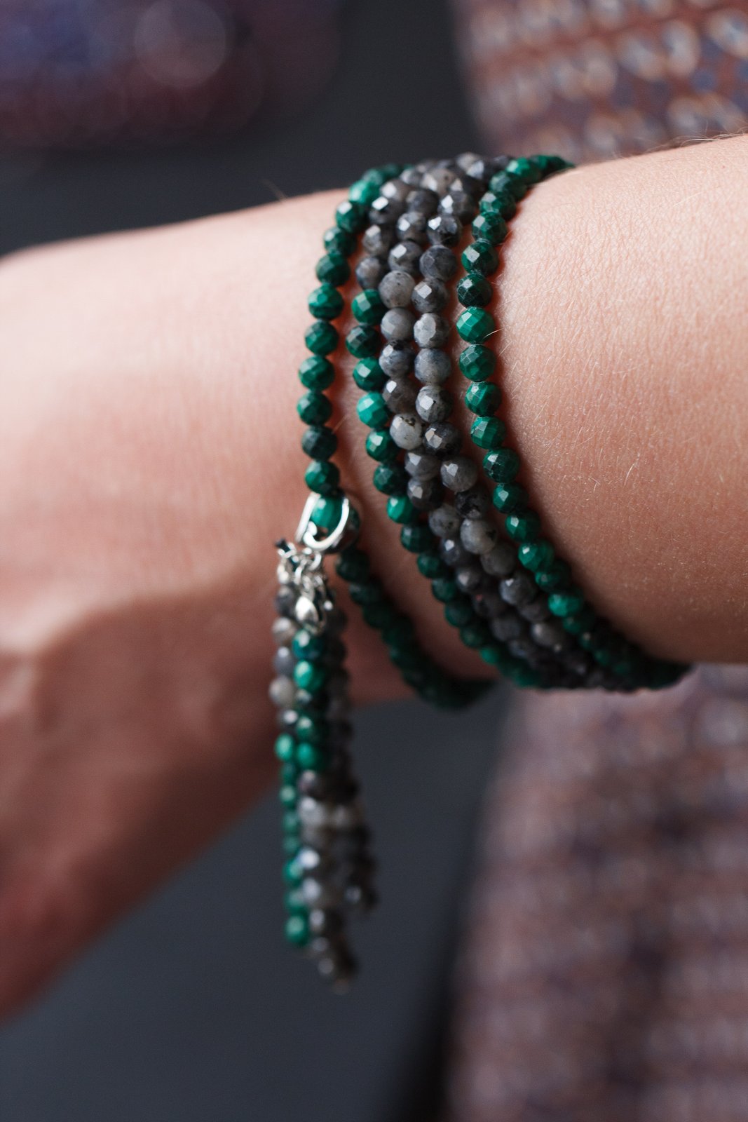 Kette & Armband aus Labradorit und Malachit mit Ohrringen – am Handgelenk getragen