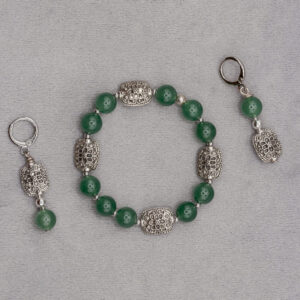 Schmuckset mit grünen Perlen und silberfarbenen Elementen von Senai Jewels, handgefertigt in Zürich