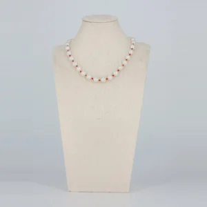 Kunstperlen Halskette mit roten Akzenten von Senai Jewels, handgefertigt in Zürich
