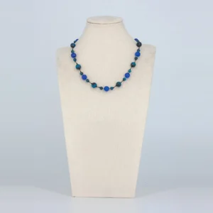 Blaues Tigerauge Halskette mit Farbakzenten von Senai Jewels, handgefertigt in Zürich