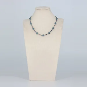 Lapislazuli Halskette mit Granat und Saphir von Senai Jewels, handgefertigt in Zürich