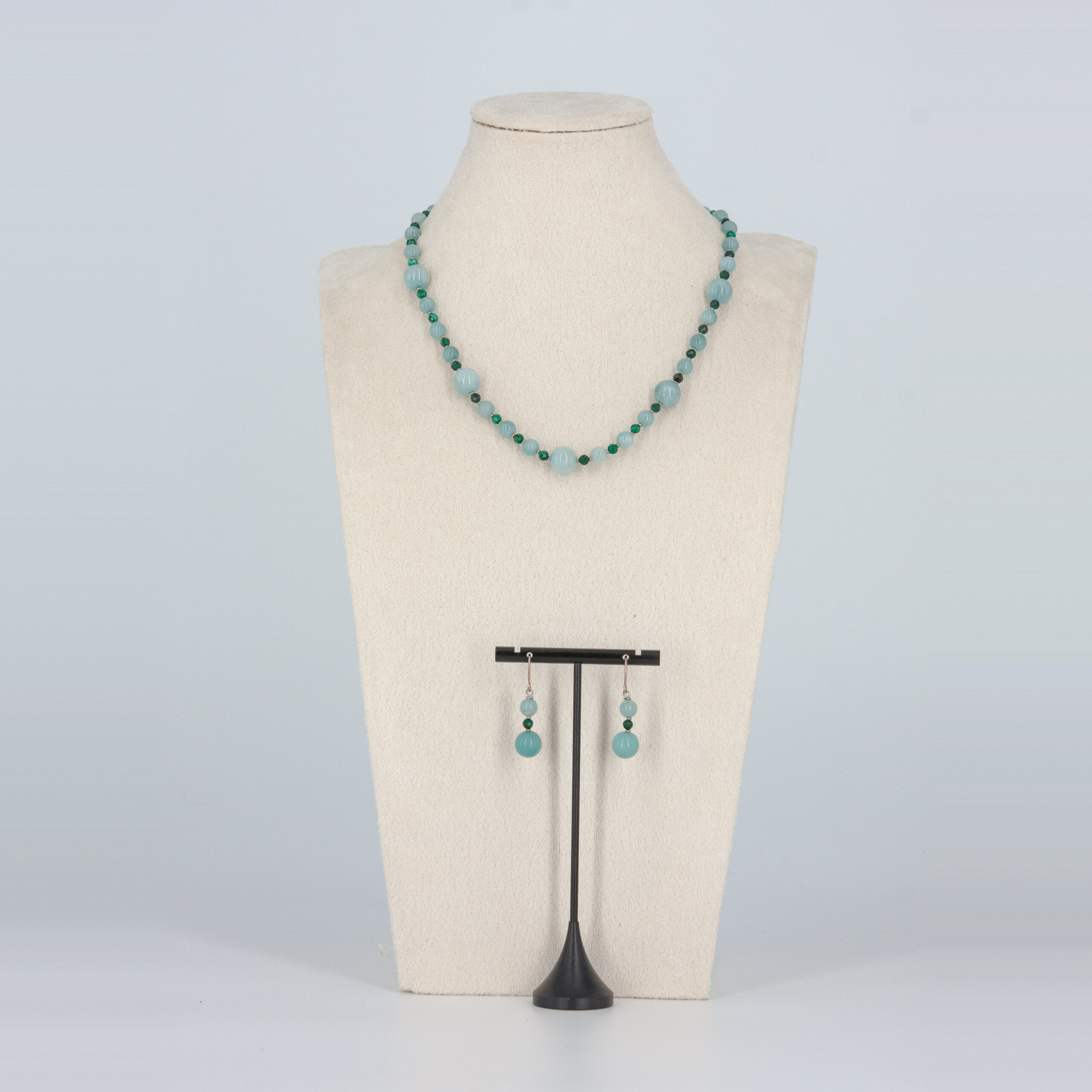 Chalcedon Halskette mit facettiertem Malachit – zweite Ansicht