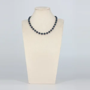 Blaue Halskette mit leuchtend blauen Facettenperlen von Senai Jewels, handgefertigt in Zürich