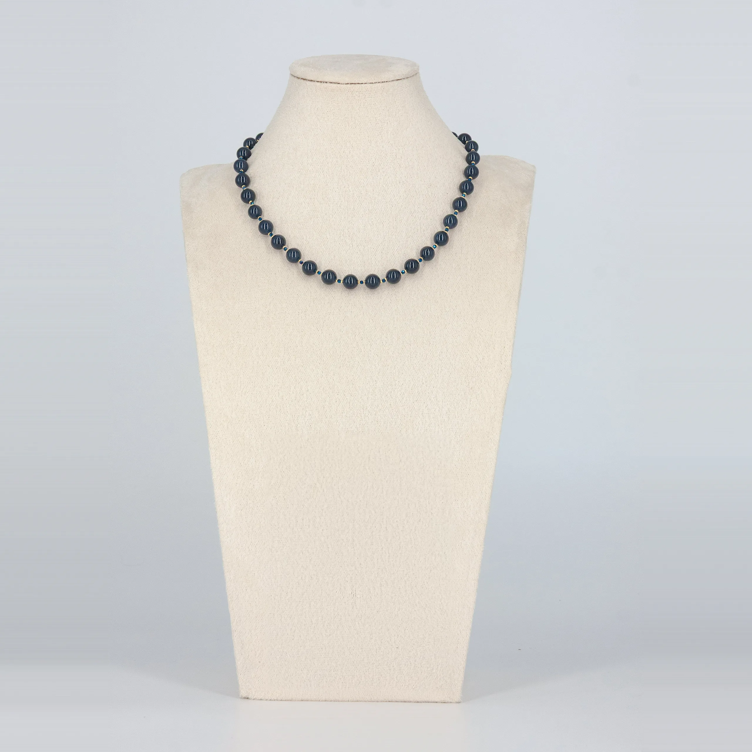 Blaue Halskette mit leuchtend blauen Facettenperlen von Senai Jewels, handgefertigt in Zürich