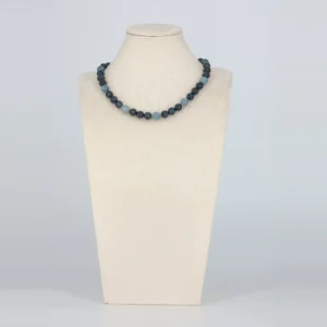 Blaue Halskette mit Perlen in zwei Blautönen von Senai Jewels, handgefertigt in Zürich