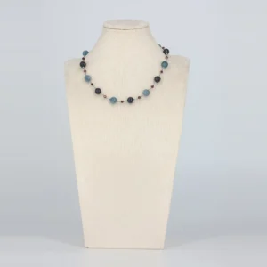 Graublaue Halskette mit Granat von Senai Jewels, handgefertigt in Zürich