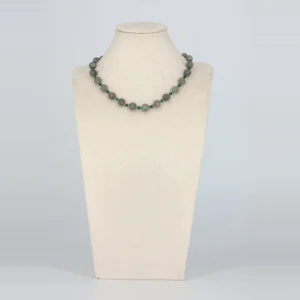 Grauer Mondstein Halskette mit grünen Perlen von Senai Jewels, handgefertigt in Zürich