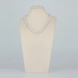 Hellblaue Halskette mit Kunstperlen von Senai Jewels, handgefertigt in Zürich