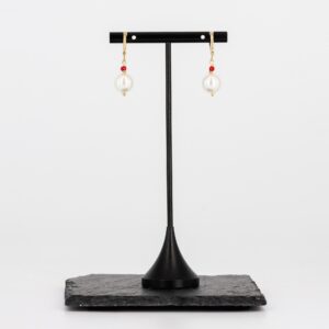 Kunstperlen Schmuckset mit roten Akzenten – Ohrringe des Sets