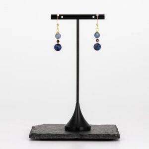 Sodalith Ohrringe mit Granat von Senai Jewels, handgefertigt in Zürich