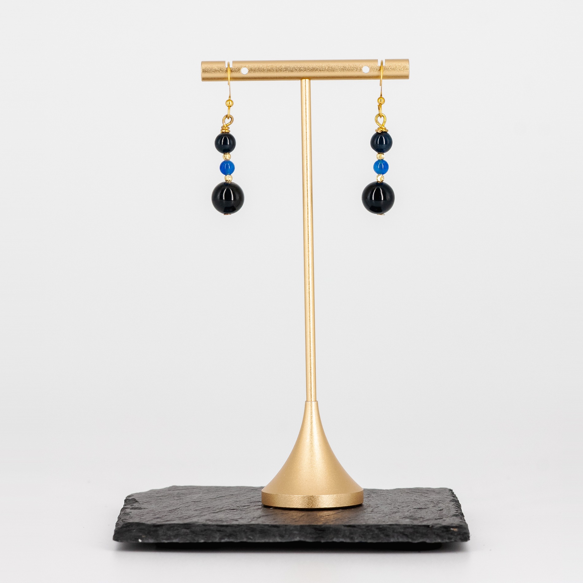 Dunkelblaue Ohrringe mit leuchtend blauen Perlen von Senai Jewels, handgefertigt in Zürich