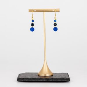 Blaue Ohrringe mit drei Steinperlen von Senai Jewels, handgefertigt in Zürich