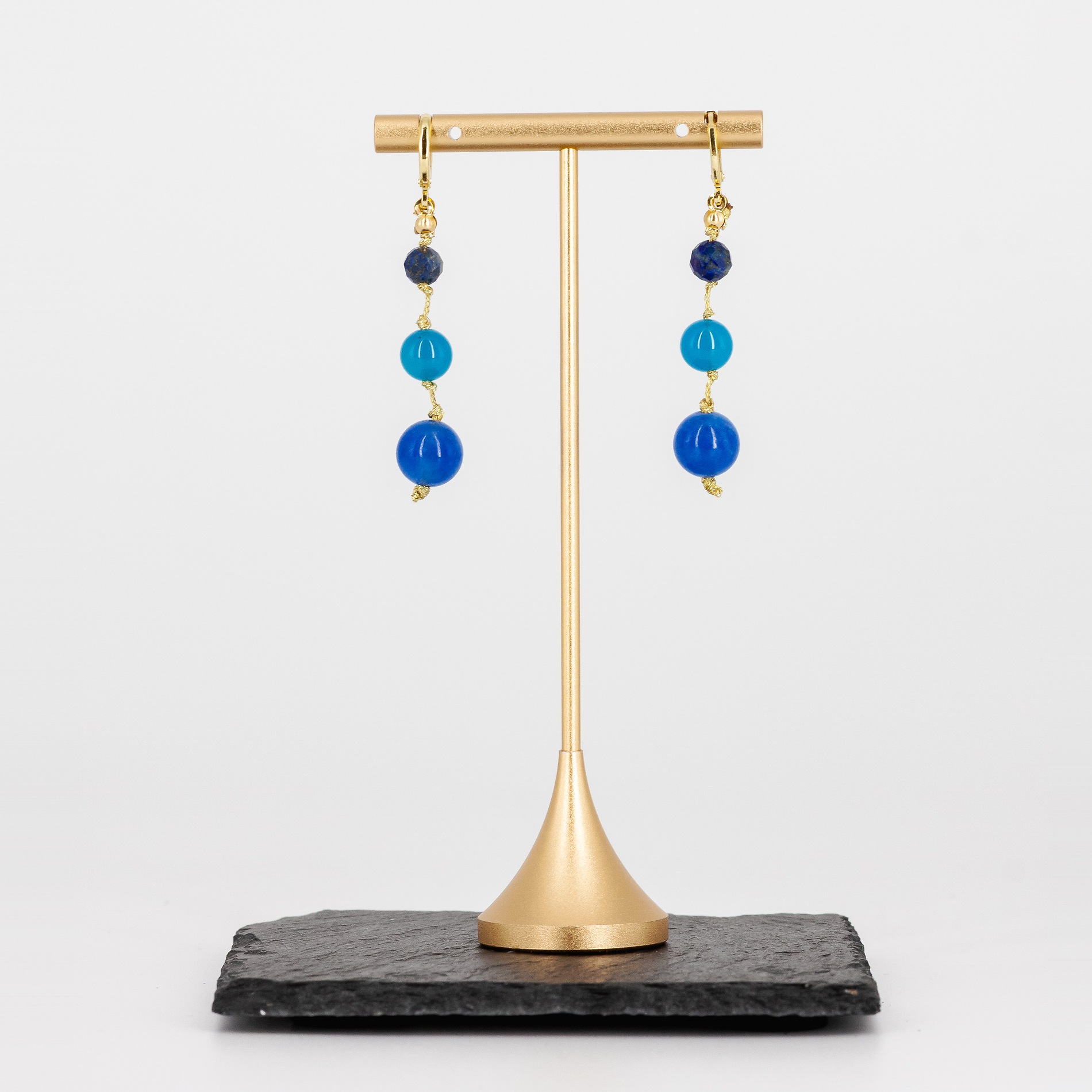 Blaue Ohrringe mit Lapislazuli und Achat von Senai Jewels, handgefertigt in Zürich