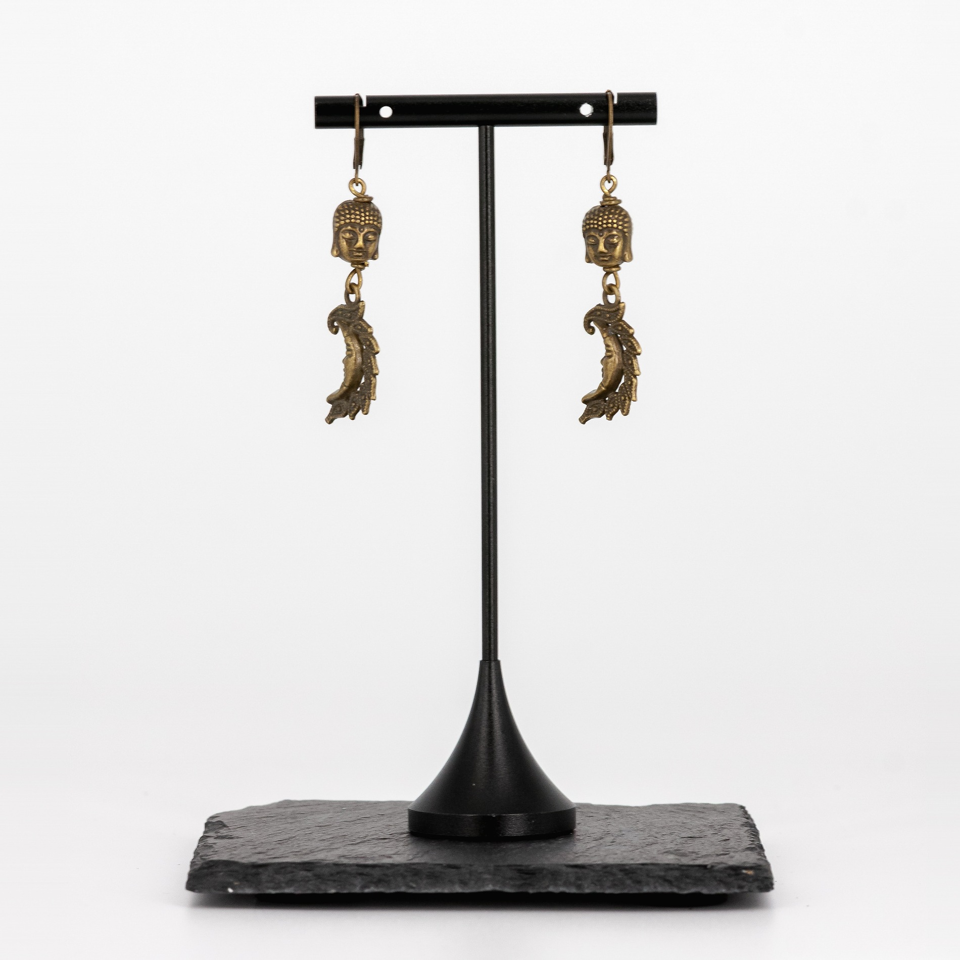 Buddha Ohrringe mit Monden von Senai Jewels, handgefertigt in Zürich