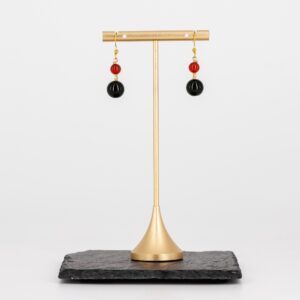 Dunkelblaue Ohrringe mit Karneol von Senai Jewels, handgefertigt in Zürich