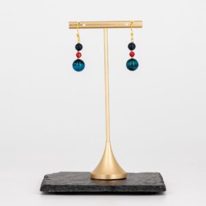 Blaue Ohrringe mit Tigerauge und Jaspis von Senai Jewels, handgefertigt in Zürich