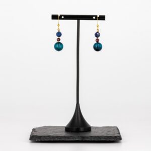 Blaues Tigerauge Ohrringe mit Lapislazuli und Granat von Senai Jewels, handgefertigt in Zürich