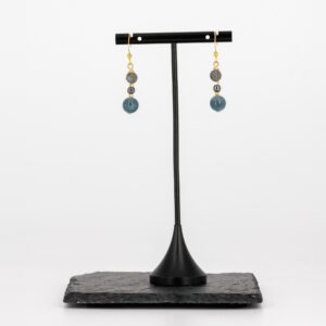 Graublaue Ohrringe mit Labradorit und Hämatit von Senai Jewels, handgefertigt in Zürich