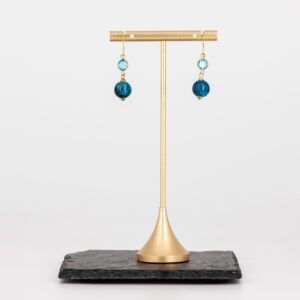 Blaue Glas Ohrringe mit goldfarbenen Details von Senai Jewels, handgefertigt in Zürich