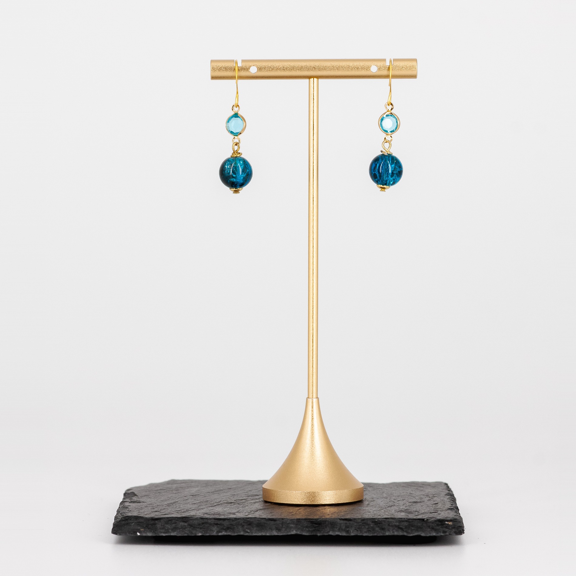 Blaue Glas Ohrringe mit goldfarbenen Details von Senai Jewels, handgefertigt in Zürich