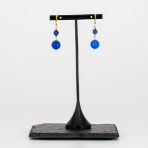 Blaue Ohrringe mit Glas von Senai Jewels, handgefertigt in Zürich