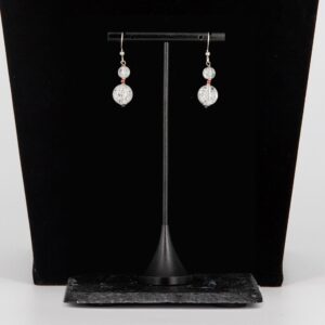 Crystal Crack Ohrringe mit roten Akzenten von Senai Jewels, handgefertigt in Zürich