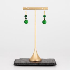 Leuchtend grüne Ohrringe mit dunklen Akzenten von Senai Jewels, handgefertigt in Zürich