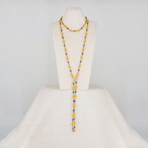 Gelbe Halskette mit Lapislazuli – zweite Ansicht