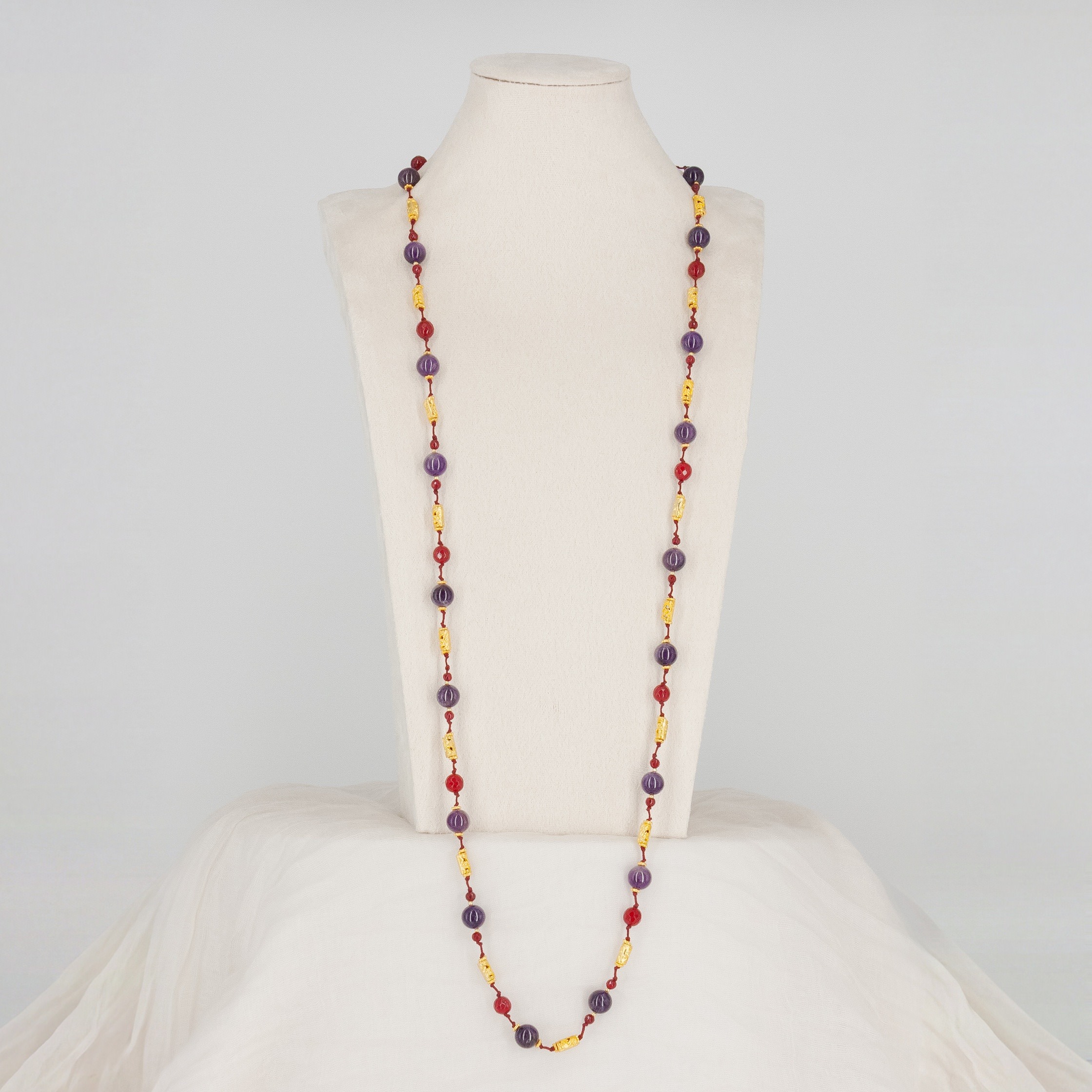 Amethyst Halskette mit himbeerfarbenen Perlen von Senai Jewels, handgefertigt in Zürich